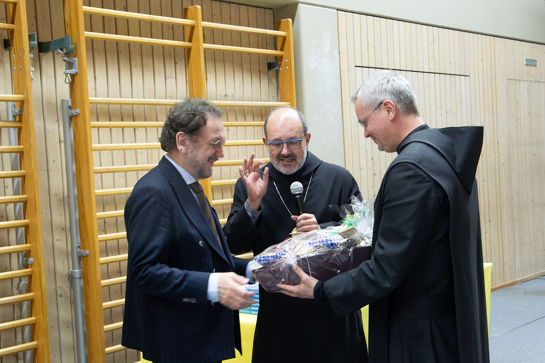 Abt Michael Reepen und Br. David überreichen Prof. Prantl einen Geschenkkorb