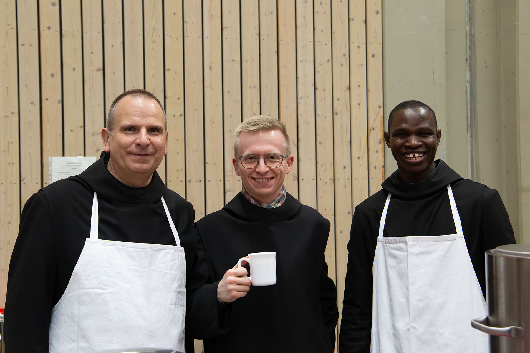 Drei Brüder am Kaffeestand