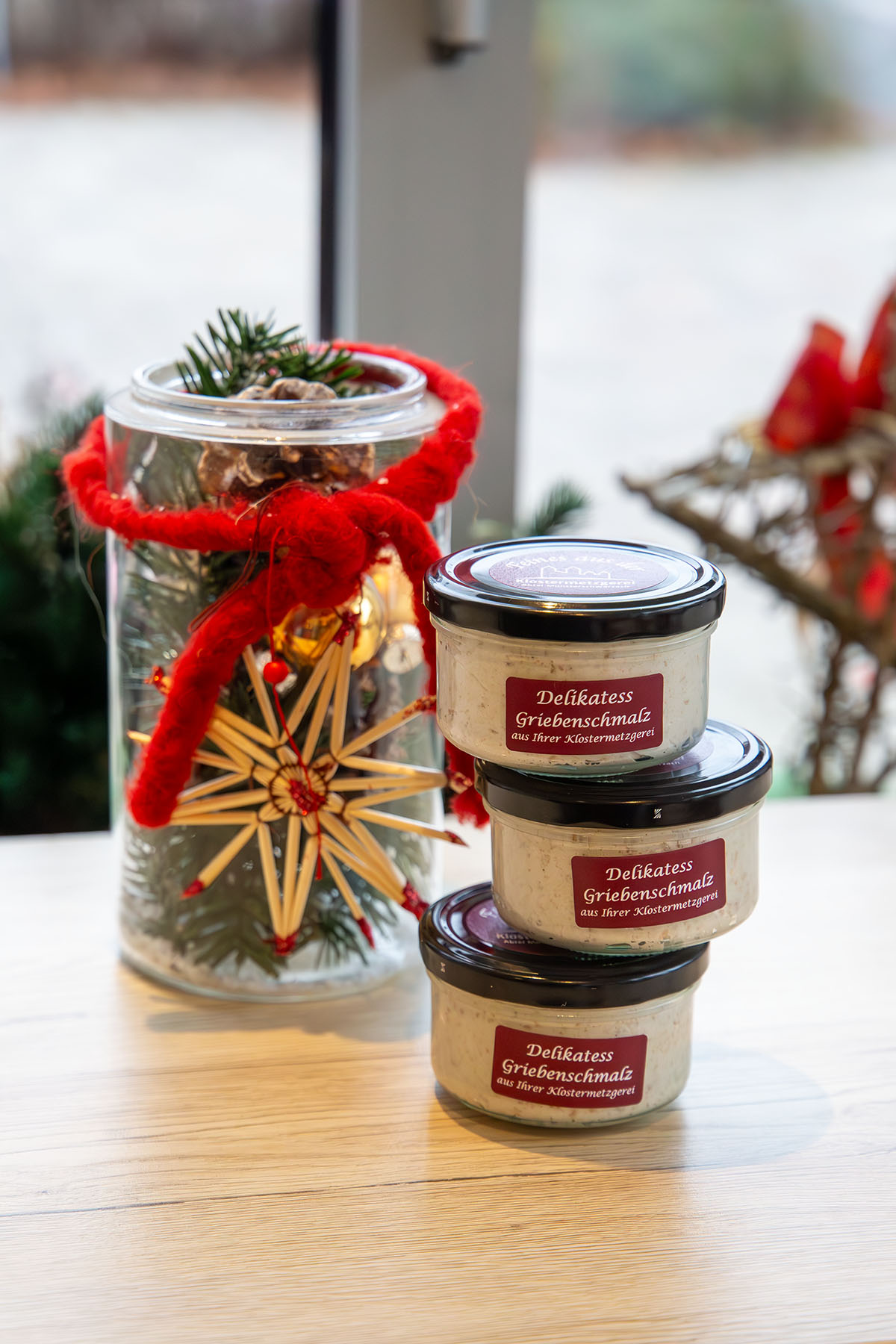 Neun große Wurstdosen dekorativ in Weihnachtsdeko gestapelt