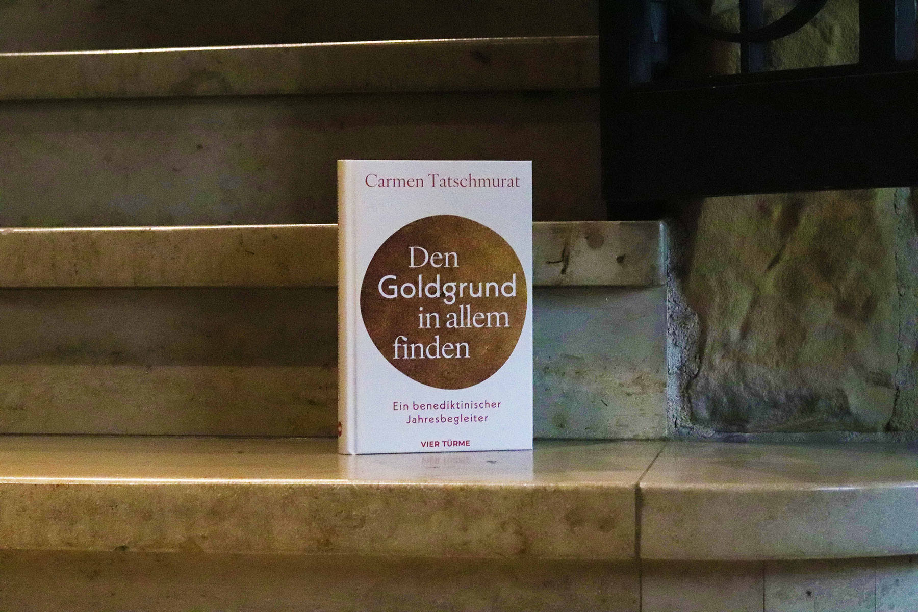 Buch, das aufrecht auf einer Treppenstufe steht