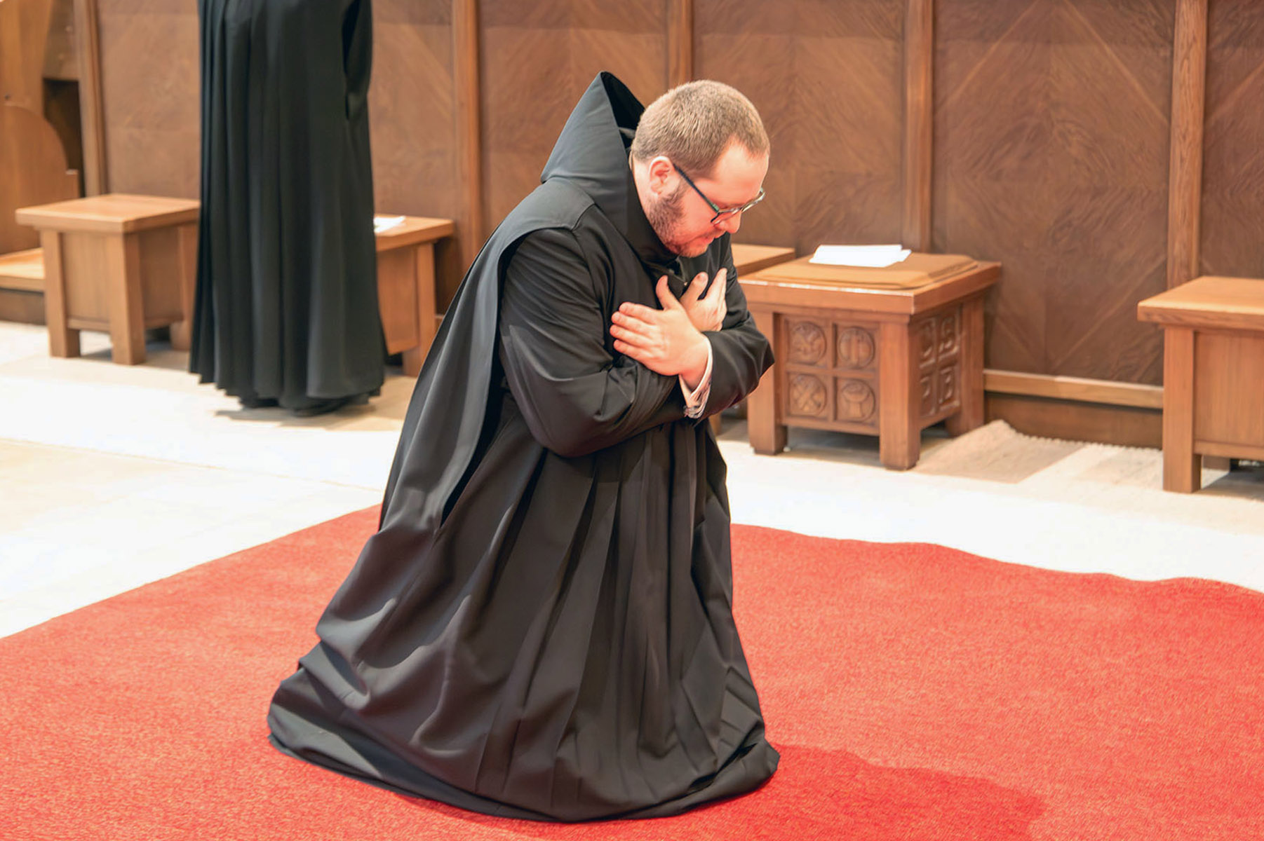 Br. Jan Nepomuk Heil OSB kniet 