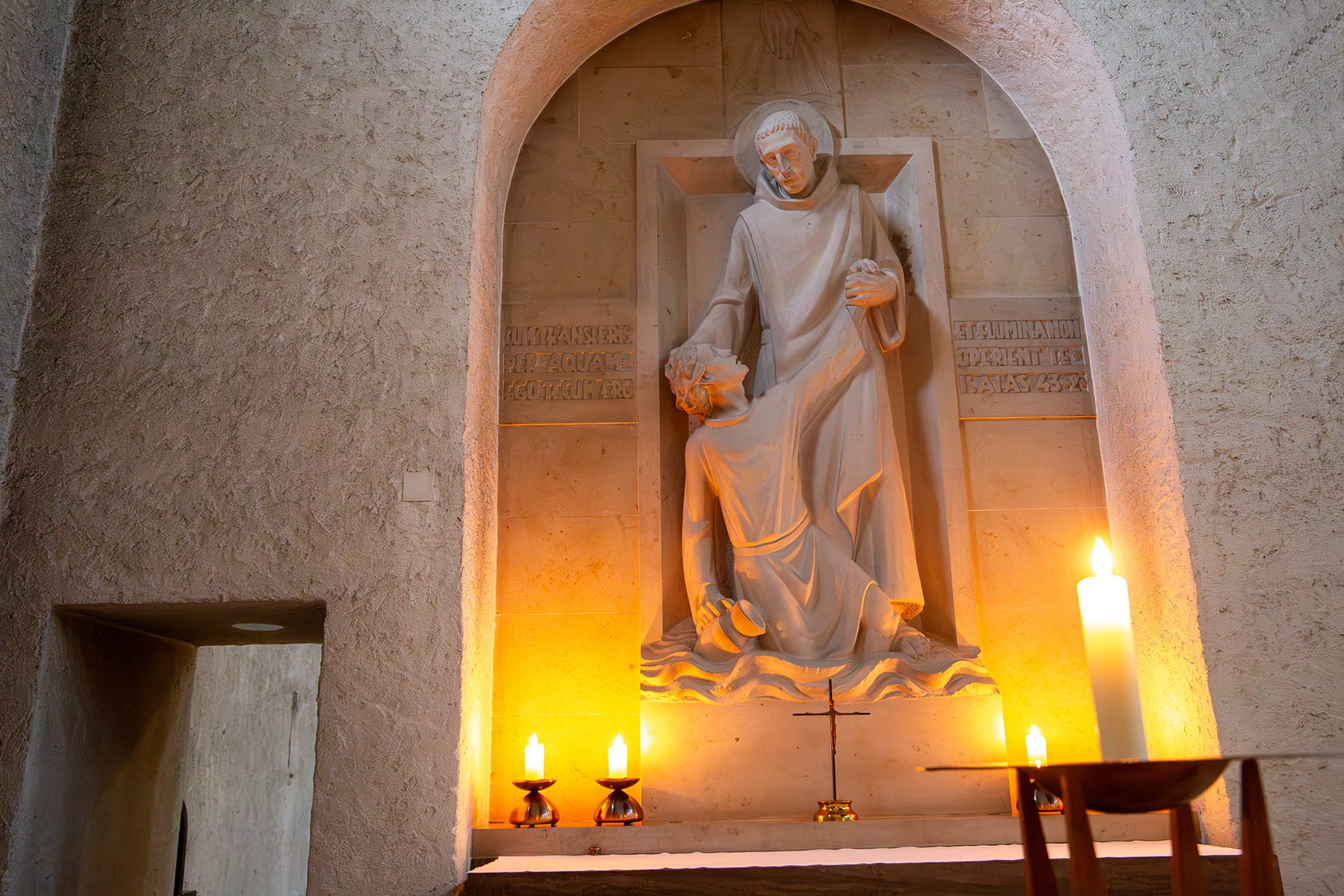Seitenaltar der Heiligen Maurus und Placidus mit Kerzen