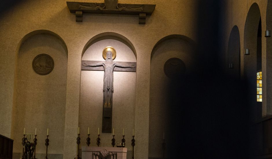 Kreuz mit Jesus in der Abteikirche Münsterschwarzach