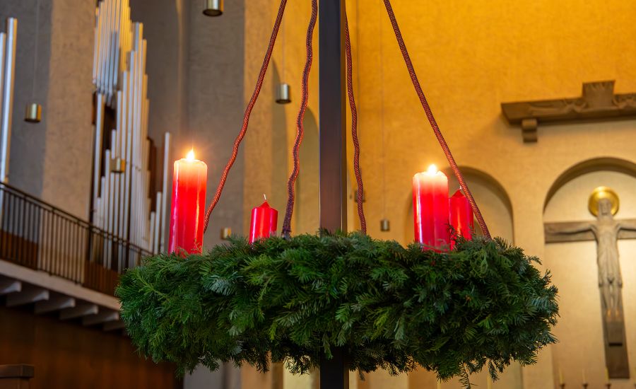 Adventskranz, bei dem zwei Kerzen angezündet sind.