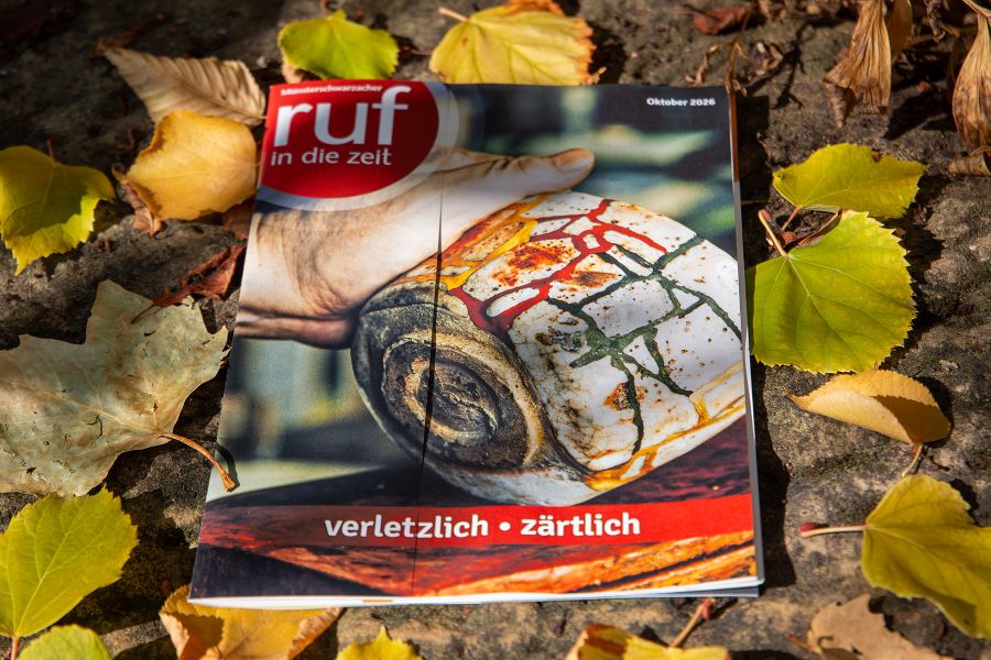Die Oktober-Ausgabe des Magazins liegt auf buntem Herbstlaub