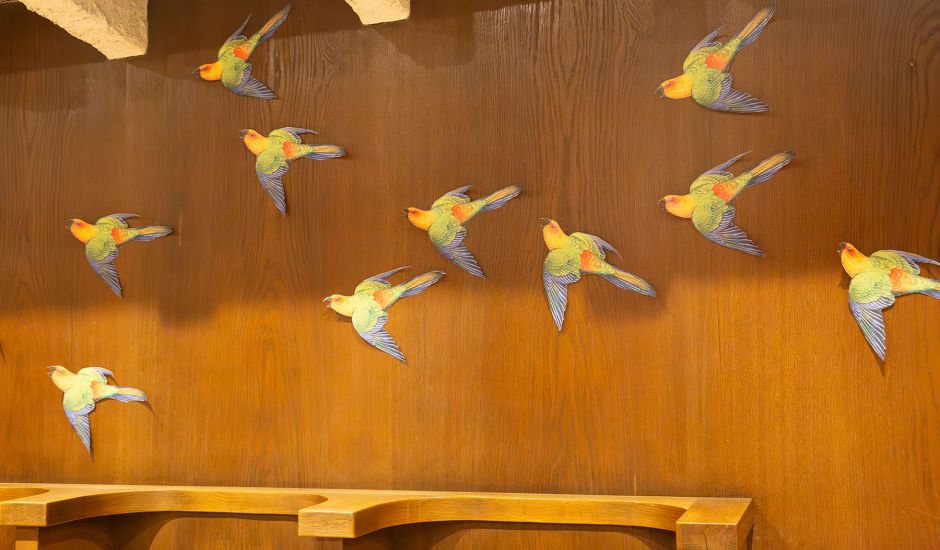 Bunte Vögel an der Wand des Choralstuhls