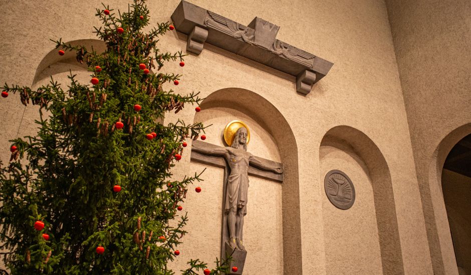 Der Christbaum in der Abteikirche Münsterschwarzach